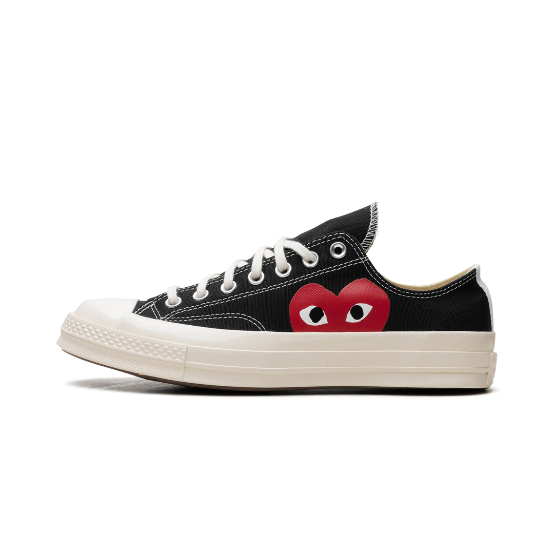 Ikonické Converse Chuck 70 Ox x Comme des Garçons PLAY Black. Prémiové plátno, srdíčko logo a nadčasový design. Rychlé doručení po EU.