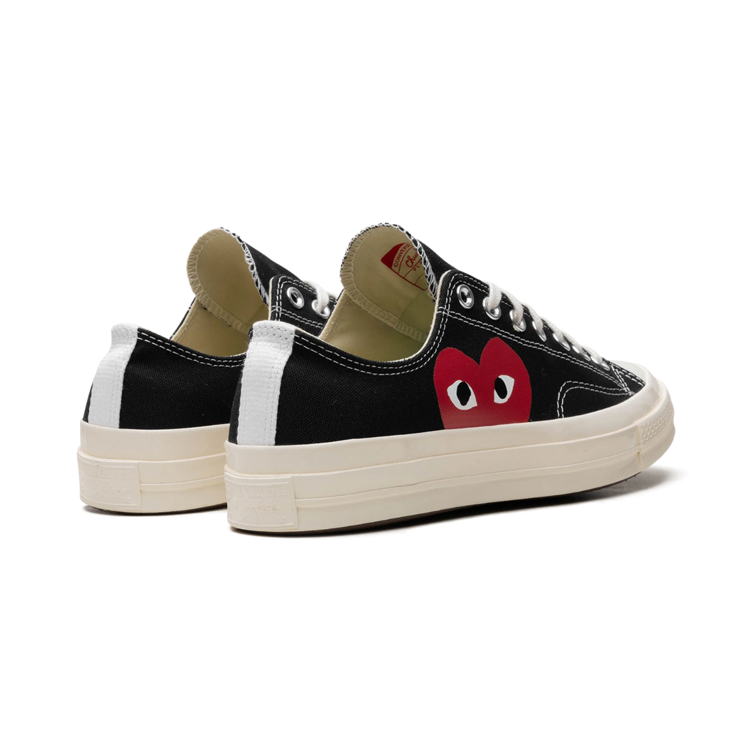 Ikonické Converse Chuck 70 Ox x Comme des Garçons PLAY Black. Prémiové plátno, srdíčko logo a nadčasový design. Rychlé doručení po EU.