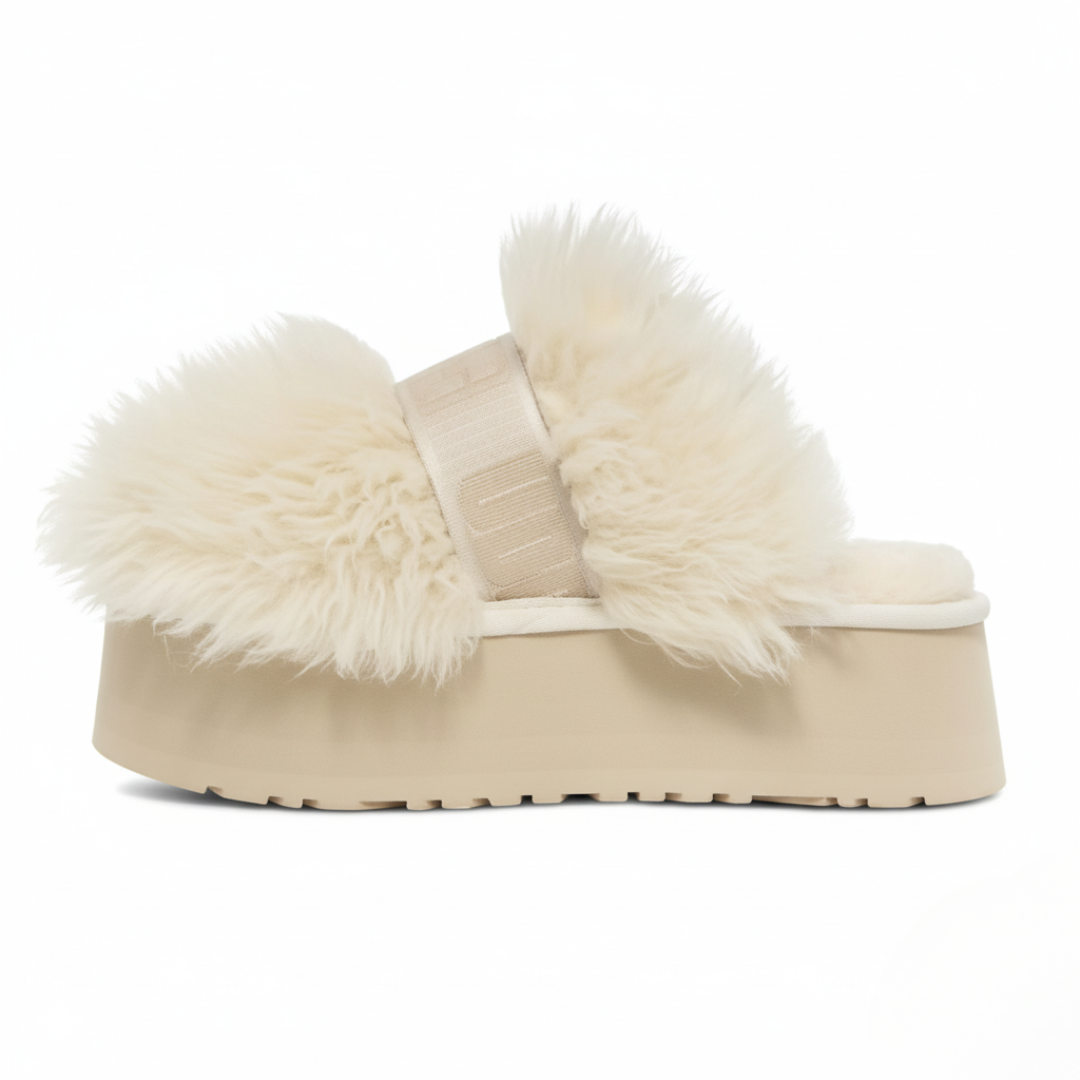 UGG Sustainable Fluff Momma Slide White – ultra měkké dámské platformové pantofle z udržitelných materiálů. Stylový komfort pro každodenní nošení.