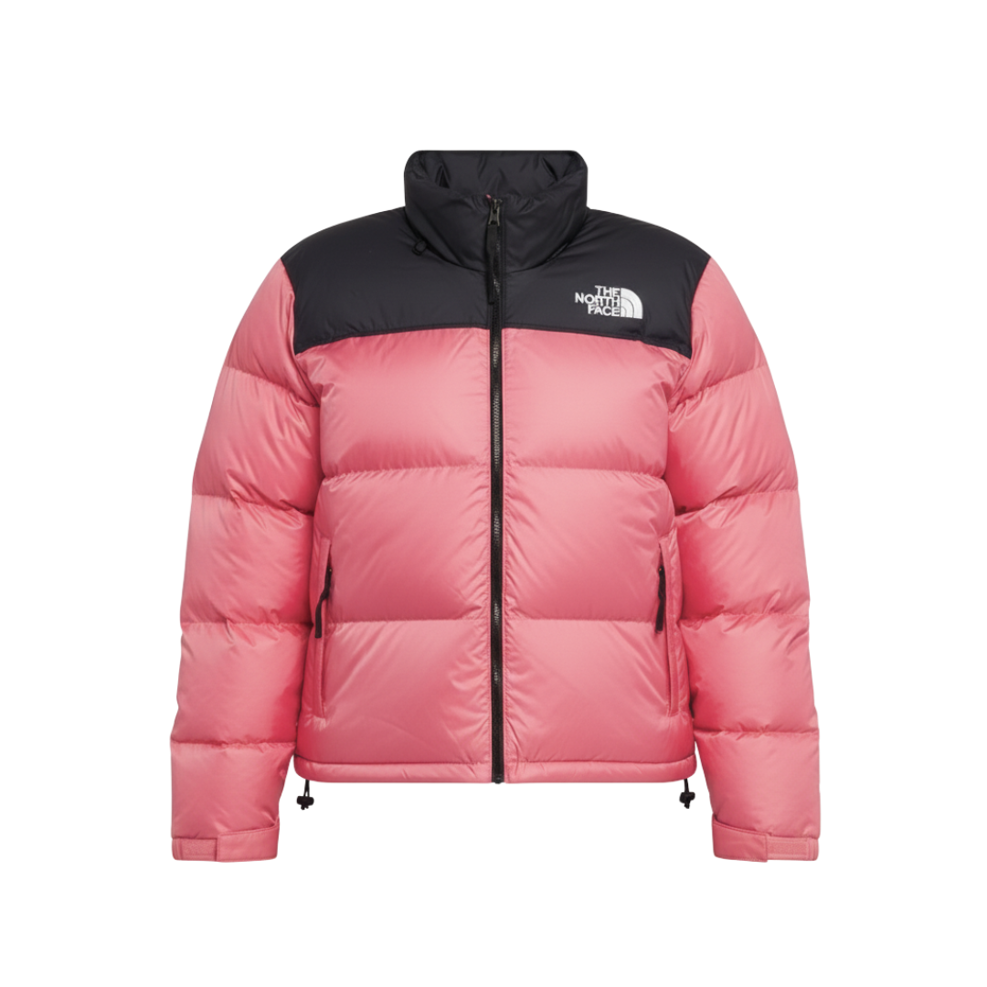 Ikonická The North Face Women’s Plus 1996 Retro Nuptse Shady Rose s 700-fill down izolací. Teplá, stylová a perfektní pro zimní počasí. Rychlé EU doručení.