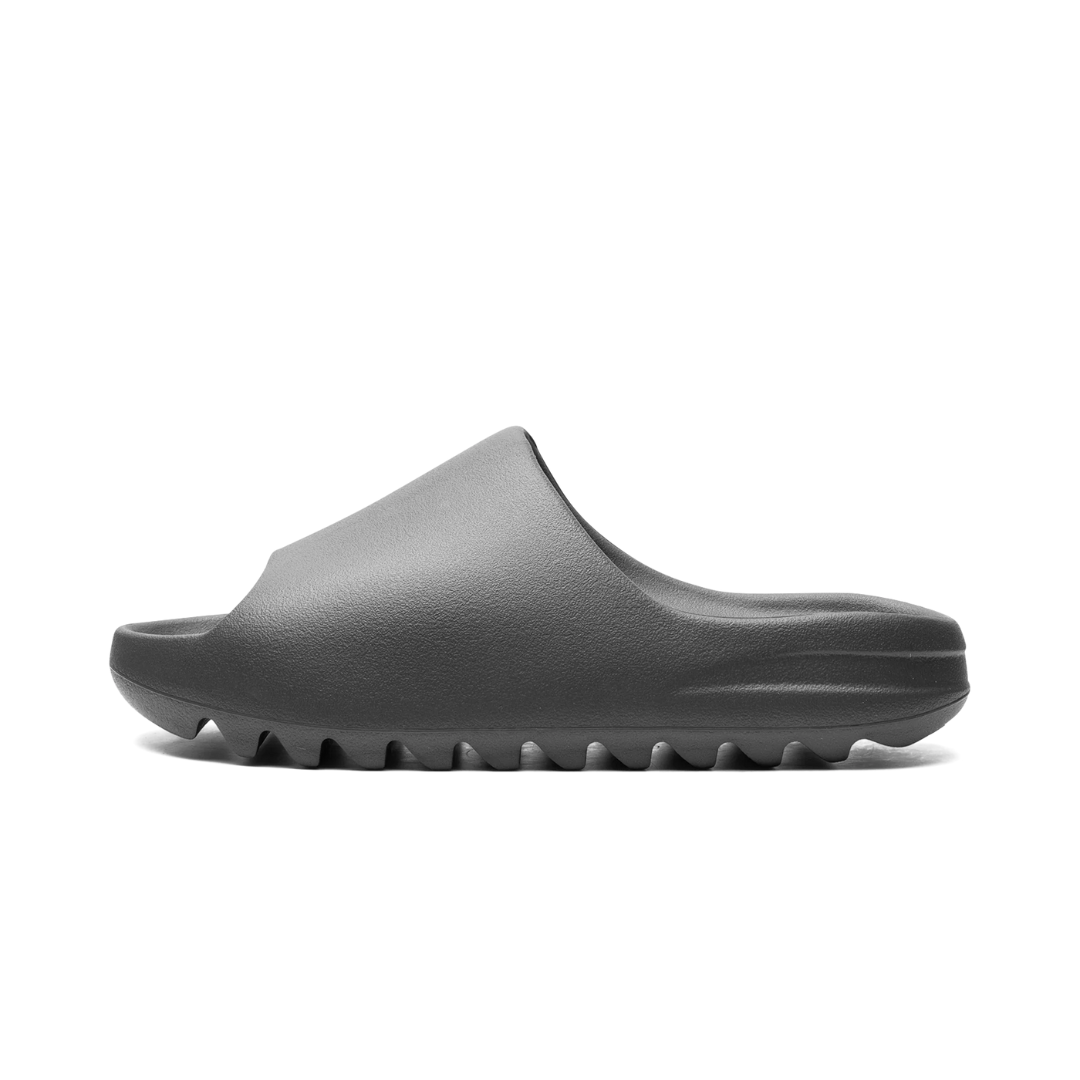 Adidas Yeezy Slide Dark Onyx – ultra pohodlné, lehké a stylové slides v tmavém monochromatickém provedení. Rychlé doručení po EU.