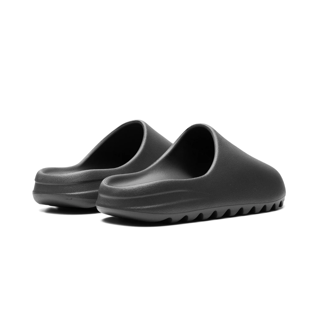 Adidas Yeezy Slide Dark Onyx – ultra pohodlné, lehké a stylové slides v tmavém monochromatickém provedení. Rychlé doručení po EU.