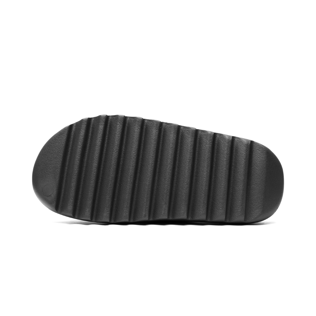 Adidas Yeezy Slide Dark Onyx – ultra pohodlné, lehké a stylové slides v tmavém monochromatickém provedení. Rychlé doručení po EU.