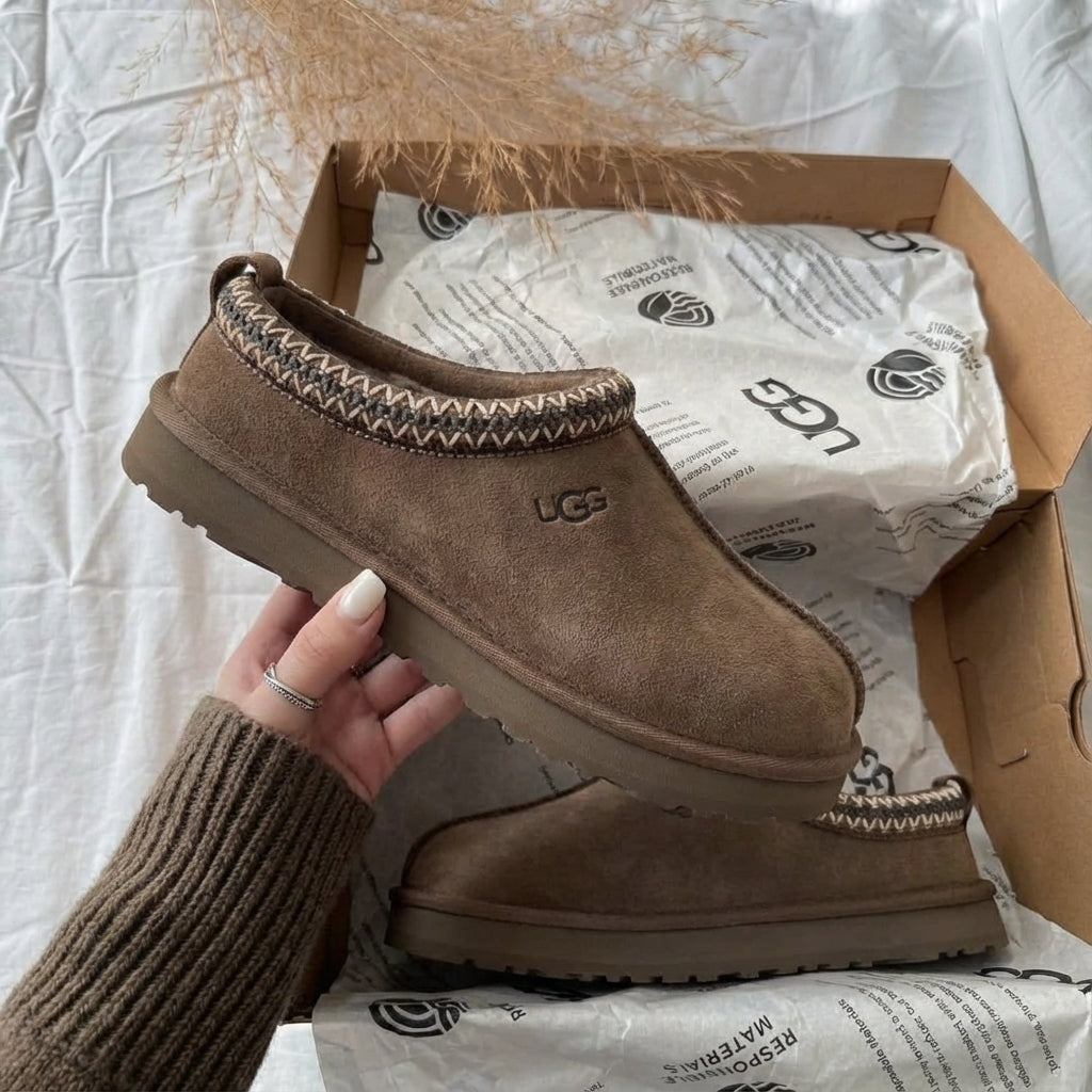 UGG-tazz-hickory-gs-in-hand-picture-sneakerdefinition-fast-shipping