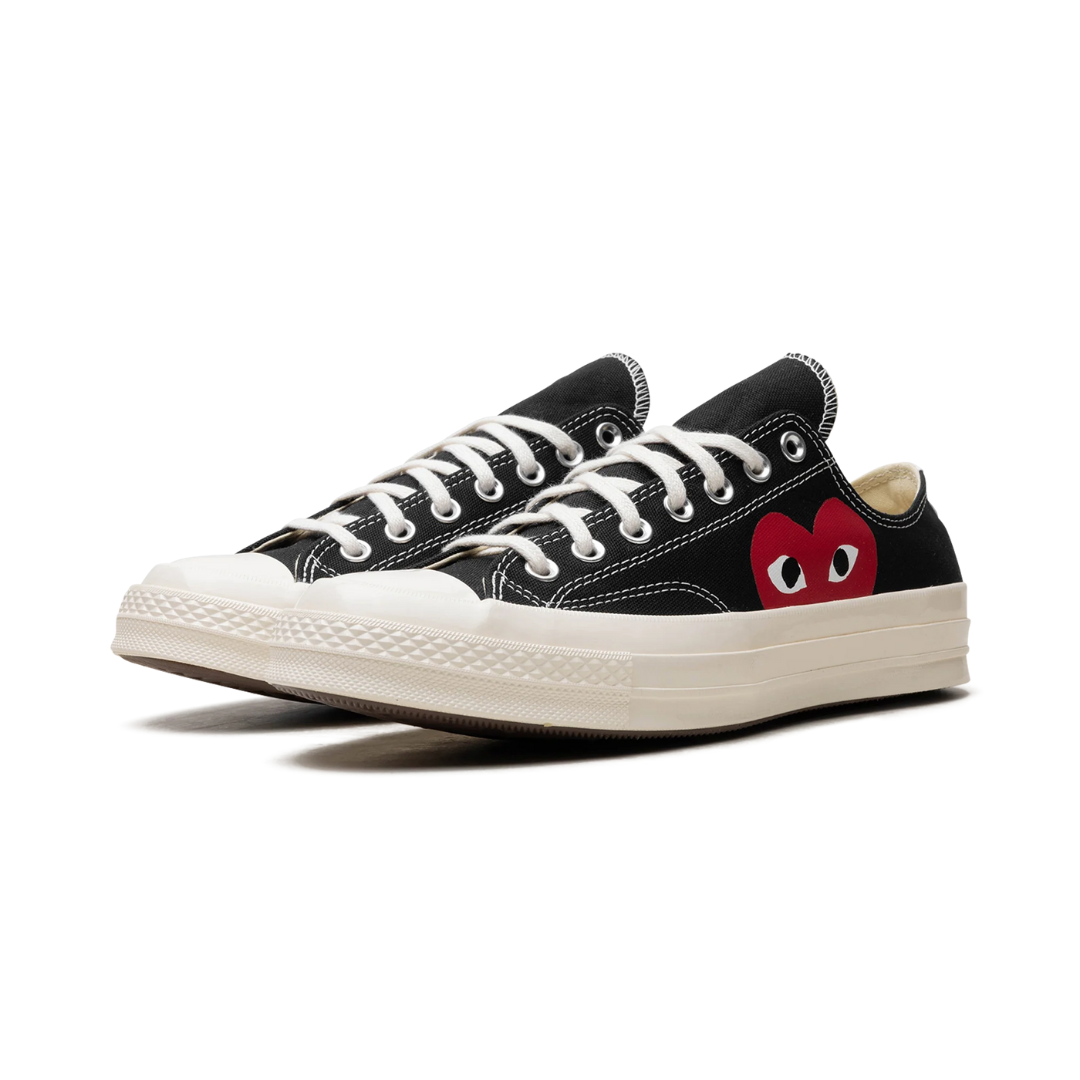 Ikonické Converse Chuck 70 Ox x Comme des Garçons PLAY Black. Prémiové plátno, srdíčko logo a nadčasový design. Rychlé doručení po EU.