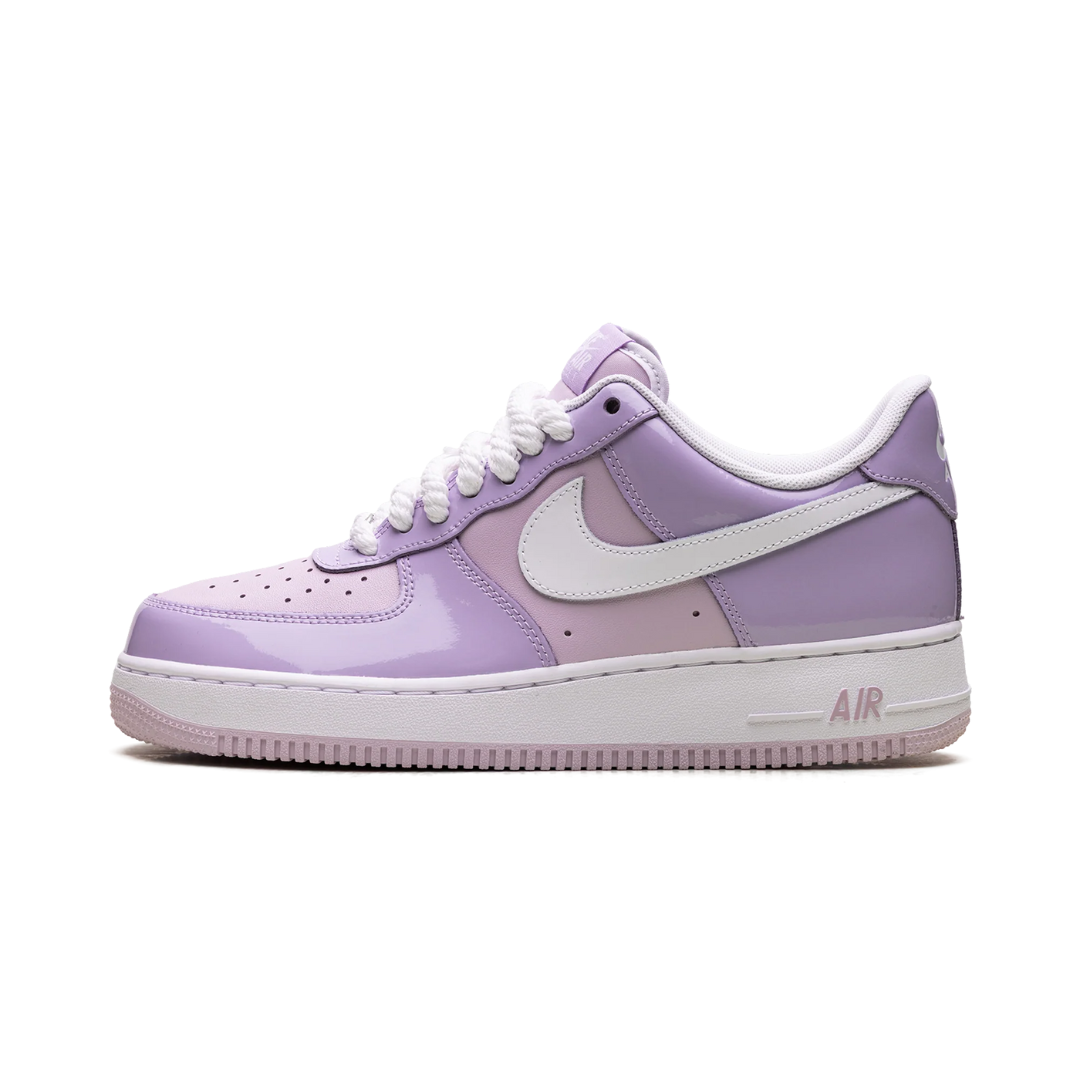 Nike Air Force 1 Low ’07 LV8 Hydrangeas Patent – lesklé pastelové AF1 s prémiovým patent finish a ikonickým stylem. Rychlé doručení po celé EU.