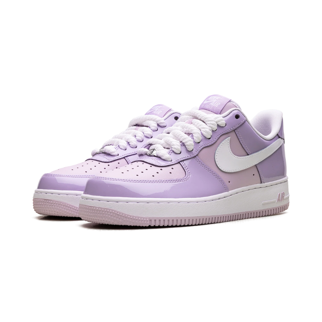 Nike Air Force 1 Low ’07 LV8 Hydrangeas Patent – lesklé pastelové AF1 s prémiovým patent finish a ikonickým stylem. Rychlé doručení po celé EU.