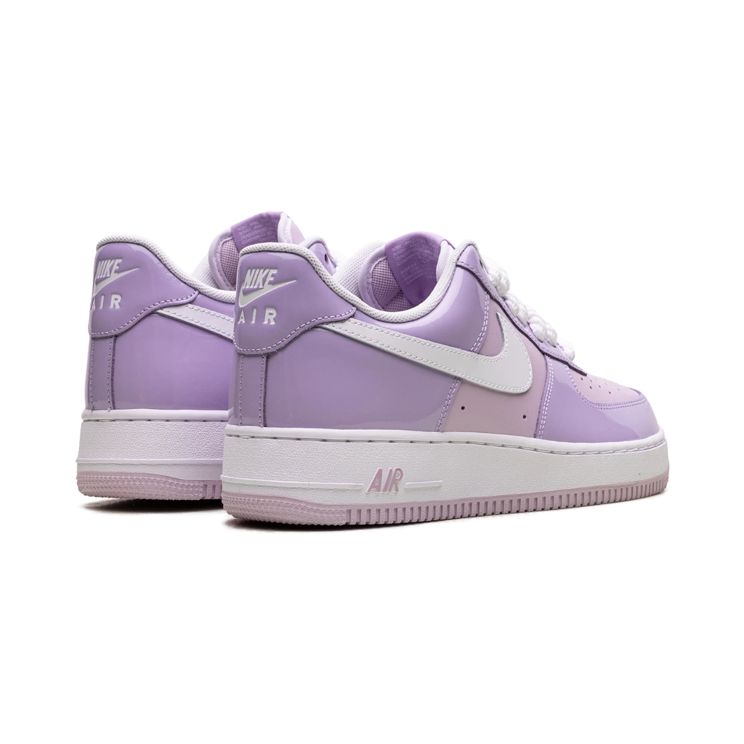 Nike Air Force 1 Low ’07 LV8 Hydrangeas Patent – lesklé pastelové AF1 s prémiovým patent finish a ikonickým stylem. Rychlé doručení po celé EU.