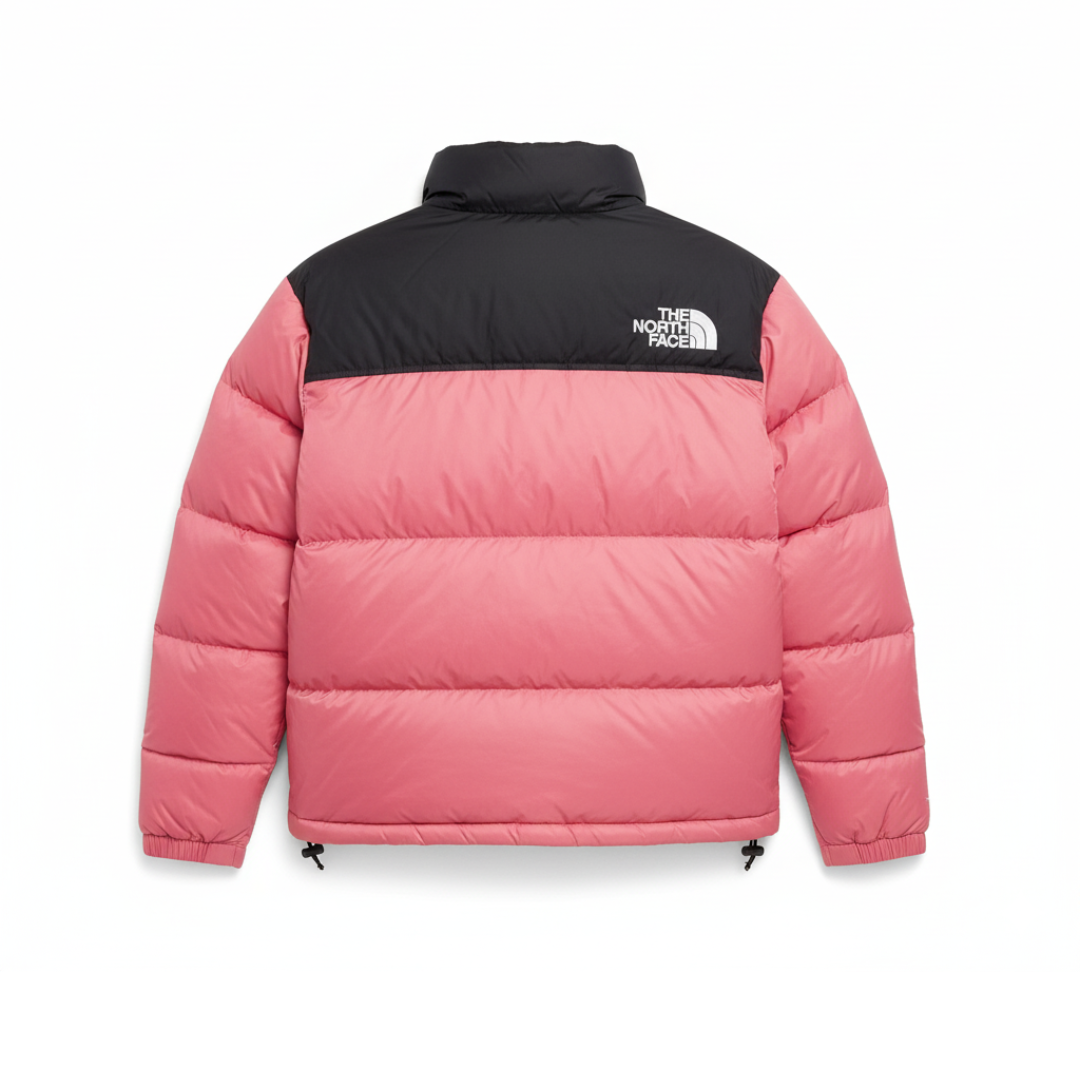 Ikonická The North Face Women’s Plus 1996 Retro Nuptse Shady Rose s 700-fill down izolací. Teplá, stylová a perfektní pro zimní počasí. Rychlé ČR doručení.