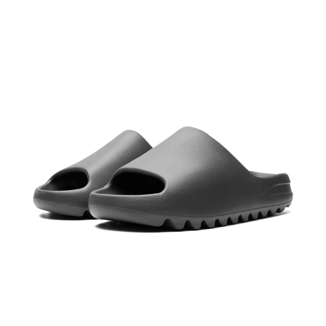 Adidas Yeezy Slide Dark Onyx – ultra pohodlné, lehké a stylové slides v tmavém monochromatickém provedení. Rychlé doručení po EU.
