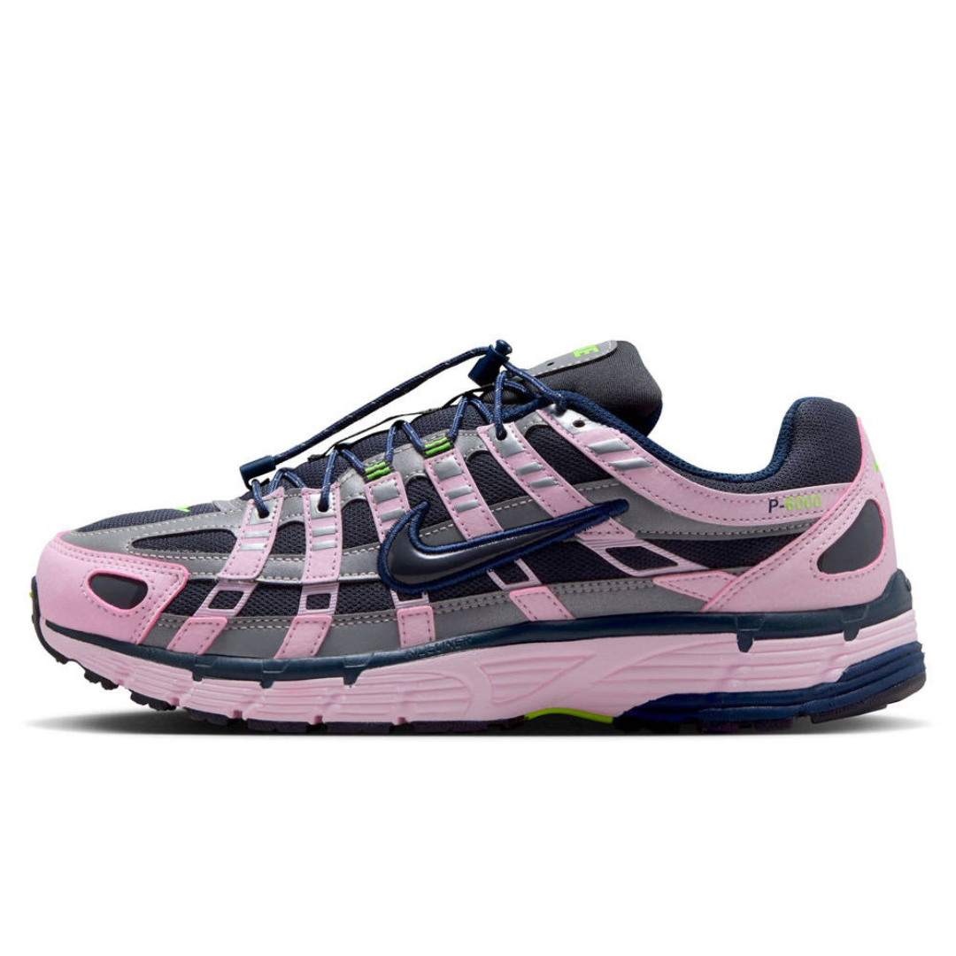 Nike P-6000 Pink Foam Armory Navy (W) – lehké retro running sneakers inspirované 00’s estetikou. Maximální pohodlí, prodyšnost a styl.