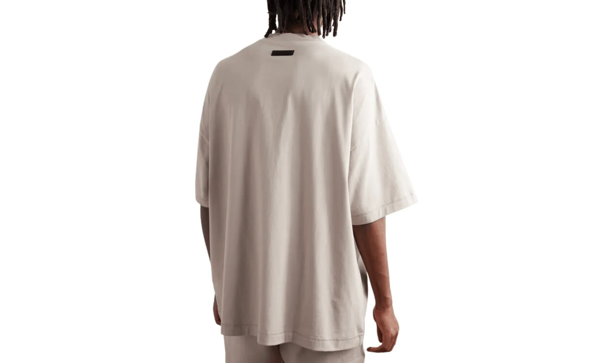 Tričko Fear Of God Essentials Logo-Appliquéd T-Shirt Silver Cloud - SneakerDefinition