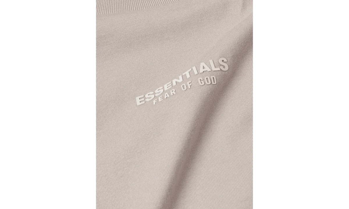Tričko Fear Of God Essentials Logo-Appliquéd T-Shirt Silver Cloud - SneakerDefinition